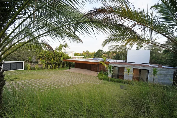 Casa contemporânea, que possui vista para a mata