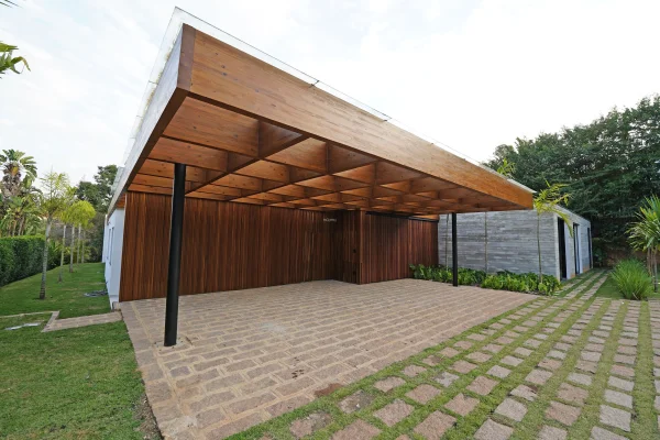 Casa contemporânea, que possui vista para a mata