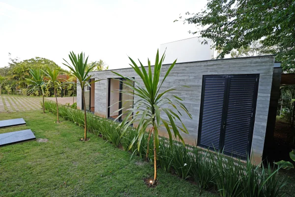 Casa contemporânea, que possui vista para a mata