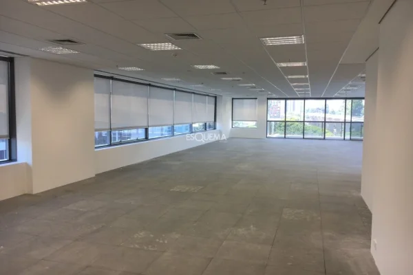 Conjunto comercial em edifício moderno