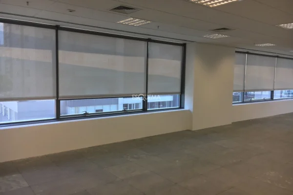 Conjunto comercial em edifício moderno