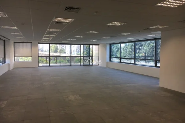 Conjunto comercial em edifício moderno