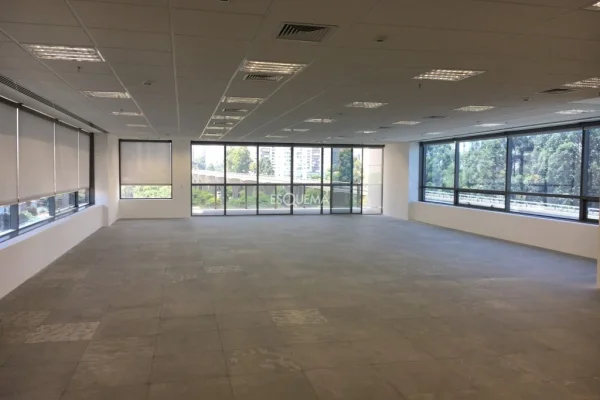 Conjunto comercial em edifício moderno