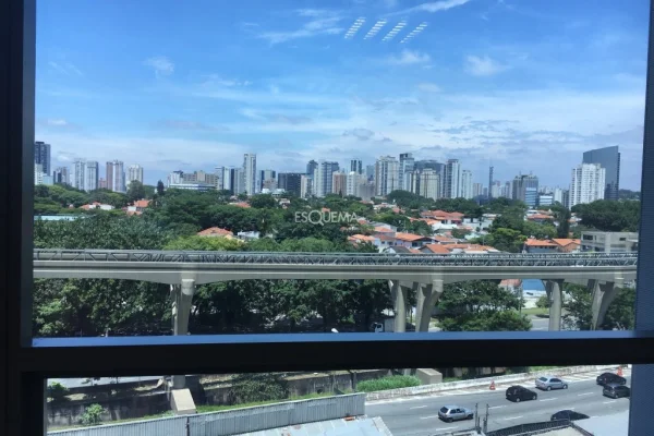 Conjunto comercial em edifício moderno